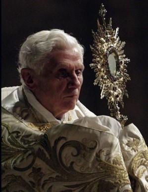 Benedict on Corpus Christi 2011.jpg
